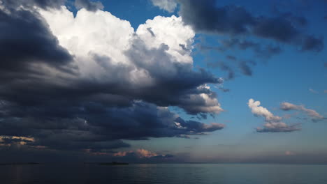 inclinación lenta hacia abajo desde un hermoso cielo tormentoso hasta la tranquila superficie de un lago.