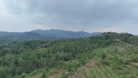 Langsame-Umlaufbahn-Einer-Drohne,-Die-Die-Ferne-Ausdehnung-Der-Südlichen-Berge-In-Gunung-Kidul-Zeigt