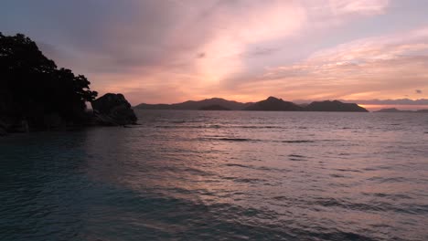 Schöner-Sonnenuntergang-Auf-La-Digue,-Einer-Insel-Der-Seychellen