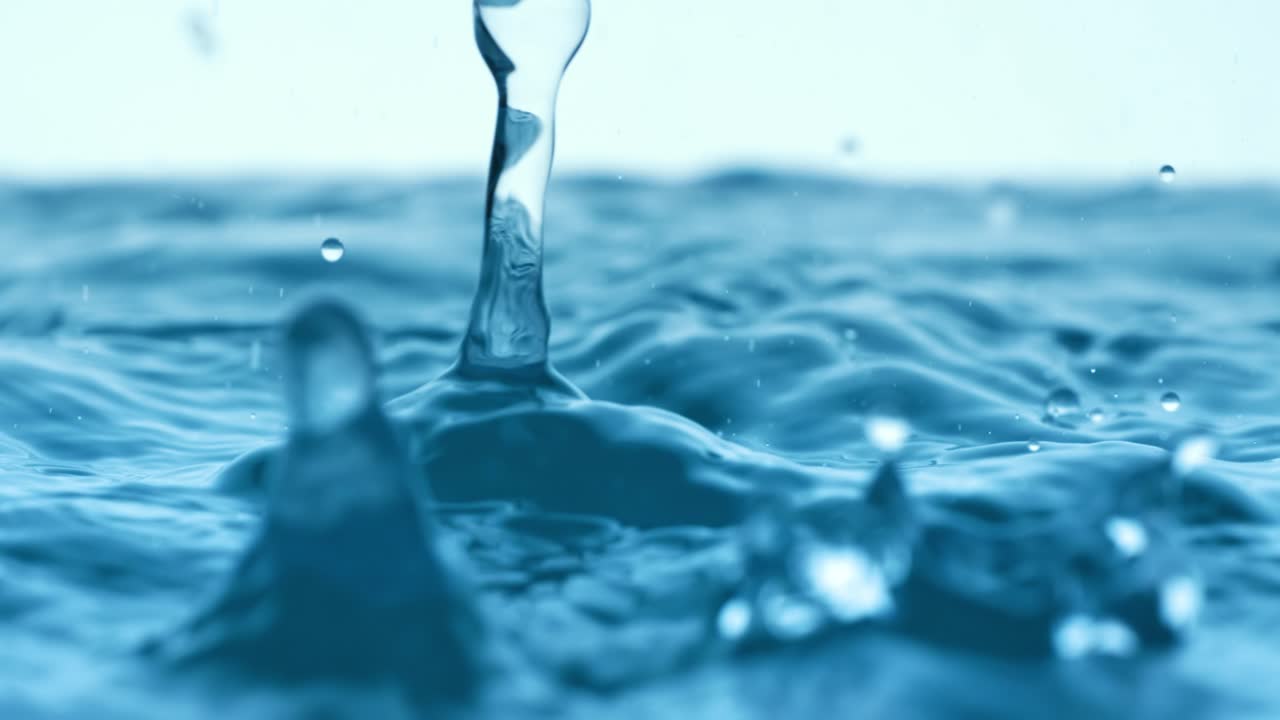 ⁇ 방울이 아주 느린 속도로 떨어지고 있습니다.