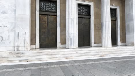 edificio muy antiguo en atenas, grecia