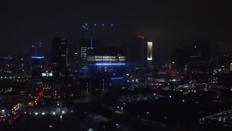 Vista-Aérea-De-La-Escena-Nocturna-De-La-Ciudad.-Luces-De-La-Ciudad-Y-Automóviles-Que-Conducen-Por-La-Carretera-Desde-Un-Dron-Ascendente.-Dallas,-Texas,-Nosotros