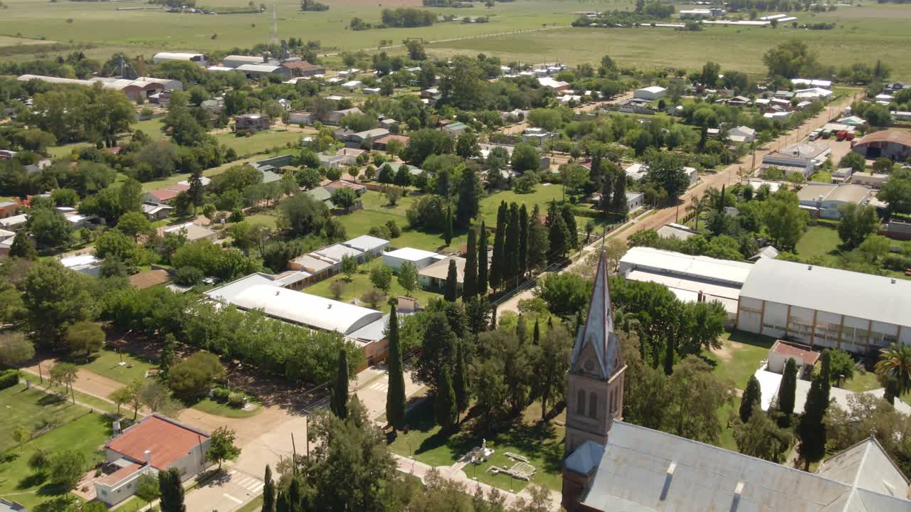 pista izquierda de una iglesia de estilo romántico con la ciudad de santa anita en el fondo, entre ríos, argentina