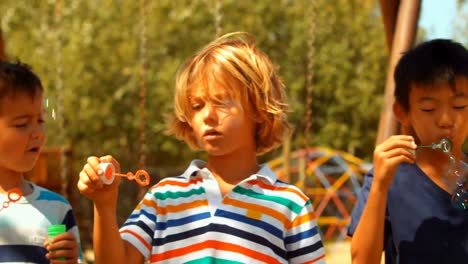 Schulkinder-Spielen-Mit-Seifenblasenstab