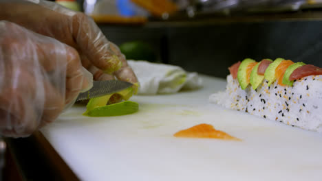 chef masculino cortando frutas de aguacate en la cocina 4k