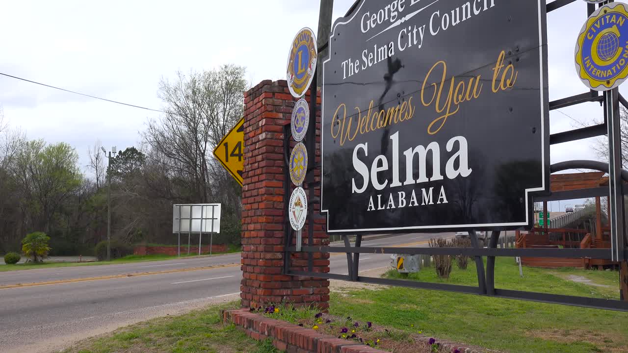 toma de establecimiento del cartel de bienvenida a los visitantes a selma alabama