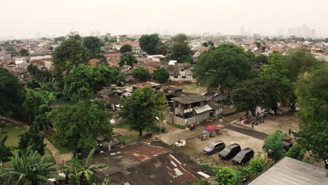 Luftaufnahme-Eines-Armenviertels-In-Jakarta-Mit-Einem-Motorrad-Auf-Der-Straße-An-Einem-Bewölkten-Tag