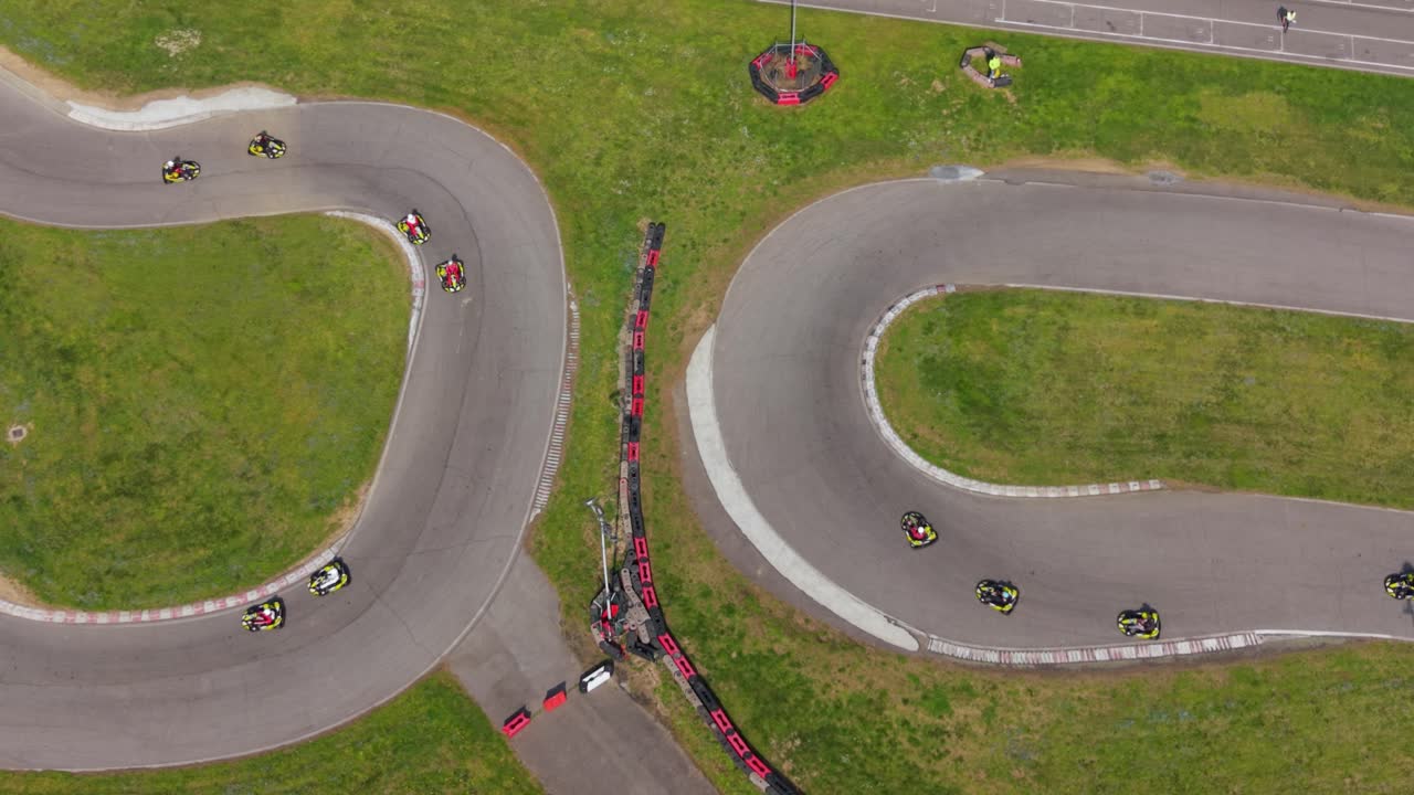 Høyhastighets gokartbane droneopptak fra racingarrangement i Italia.