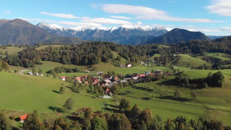 Pueblo-De-Ponikve-Eslovenia-Rural-Valle-De-Soca-Empuje-Hacia-Una-Pequeña-Ciudad-Verde-Exuberante-Vista-Aérea