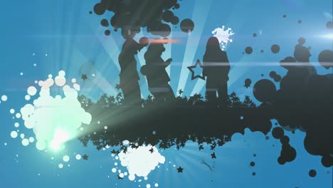 Animation-Von-Bunten-Scheinwerfern-Auf-Einer-Party-Mit-Silhouetten-Tanzender-Menschen-Auf-Blauem-Hintergrund