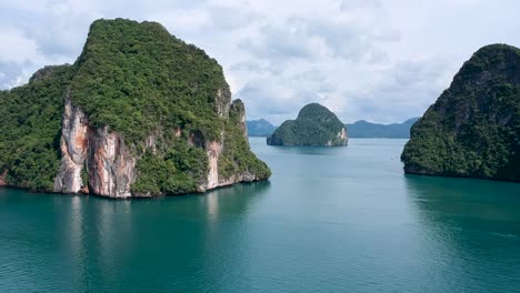 Drohnenaufnahmen-Von-Inseln-In-Thailand-Mit-Kalksteinfelsen,-Die-Aus-Dem-Wasser-Und-Dem-Ozean-Im-Hintergrund-Ragen-8