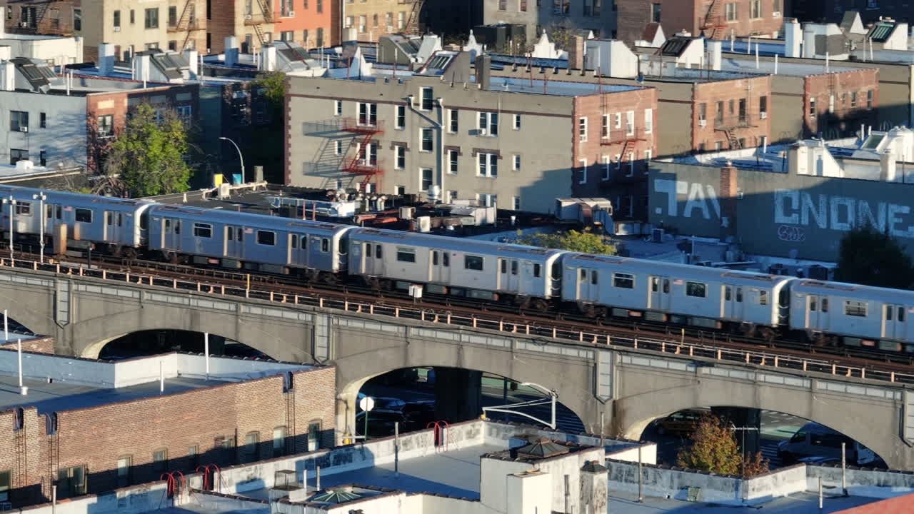 Establishing shot of a New York City subway train in Queens. Shot on an Autumn morning in 4k.
