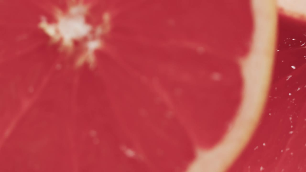 Micro video in primo piano di fette di pompelmo rosso con spazio per il testo