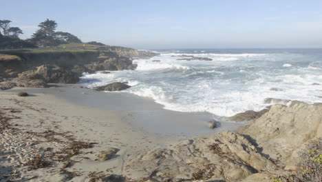 Zeitraffer-Der-Wellen,-Die-Am-Cypress-Point-Auf-Der-17-Meilen-Fahrt-In-Carmel,-Kalifornien