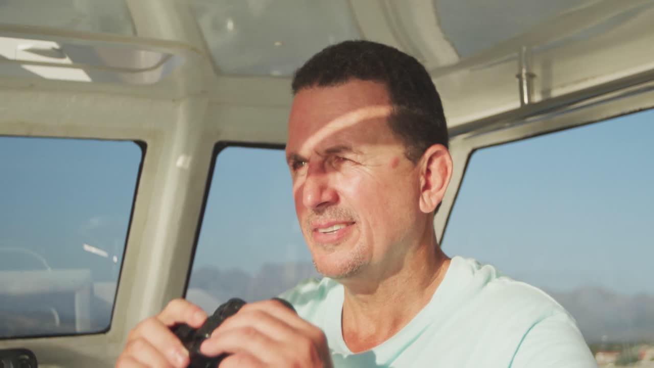 보트를 들고  ⁇ 안경을 사용하는 백인 남자의 앞면