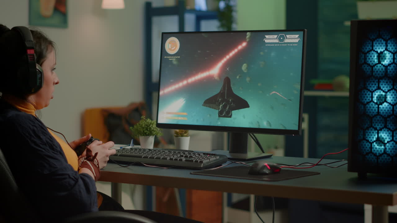 헤드폰을 사용하여 우주 슈팅 비디오 게임을 하는 중독자 여성