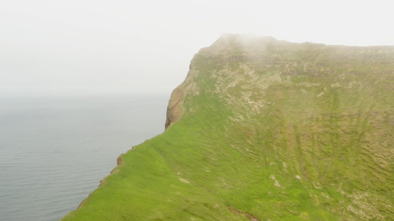 드론은 hornstrandir 자연 보호 구역의 hornbjarg 정상을 향해 떠 있습니다.