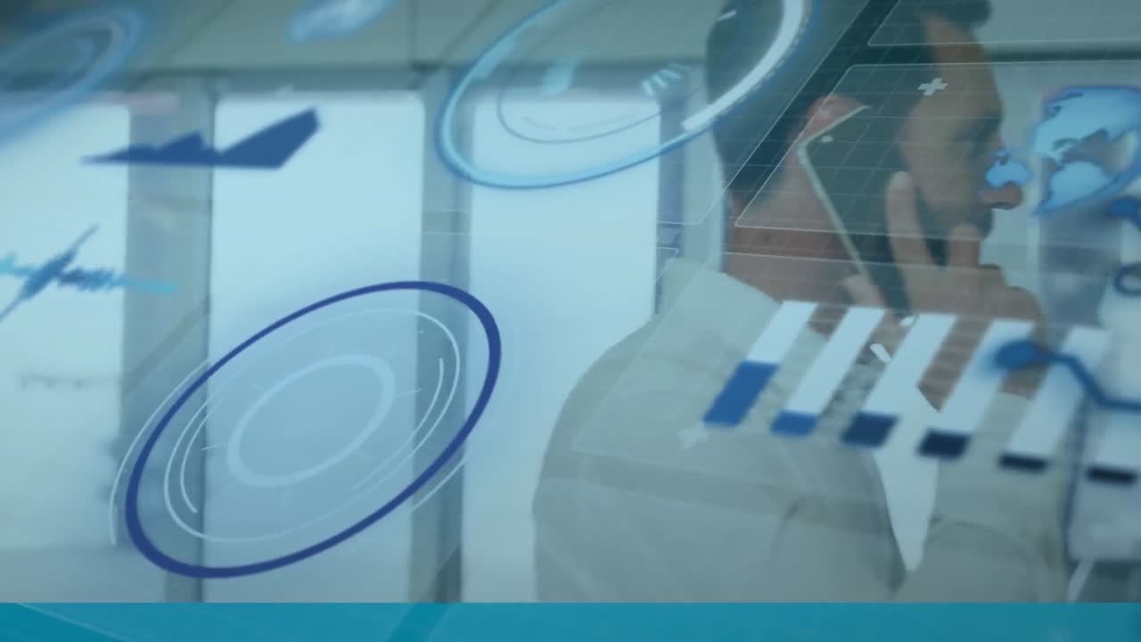 animación de la interfaz con el procesamiento de datos sobre el hombre caucásico hablando en el teléfono inteligente en la oficina