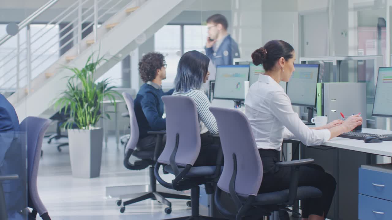 비즈니스 관리자 및 전문가의 다양한 팀은 데스크 컴퓨터에서 으로 두 줄의 테이블을 가지고 일합니다. 현대 오픈 오피스에서 젊고 동기 부여 된 비즈니스 사람들.