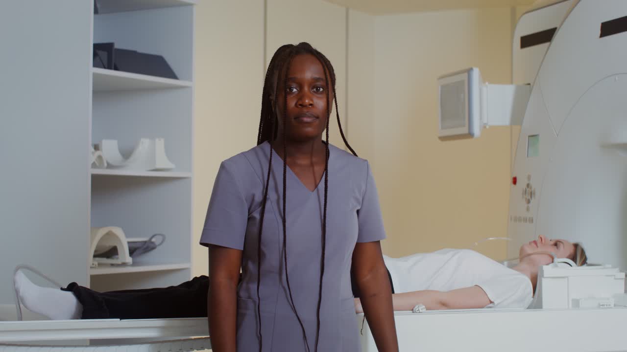 profesional médico y paciente durante la tomografía computarizada o la resonancia magnética