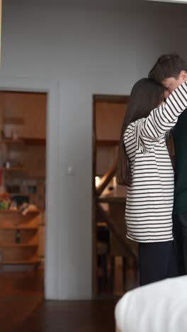 pareja bailando en casa