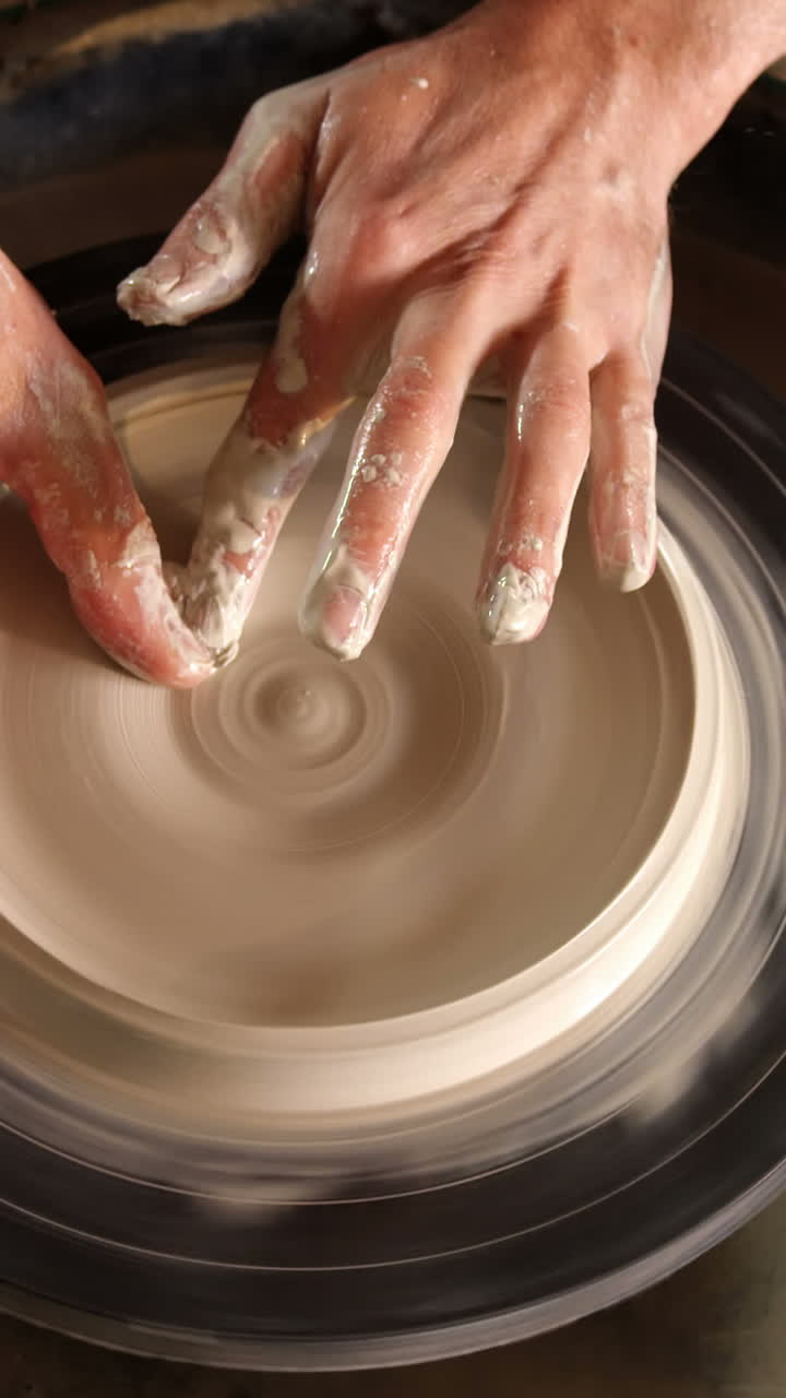 sección media del alfarero que hace la olla