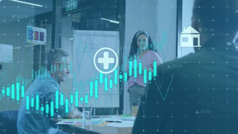 animación de iconos, gráficos, números cambiantes, diversos compañeros de trabajo compartiendo ideas en la oficina
