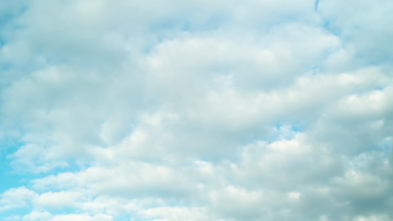 4k nubes de tormenta de color gris oscuro con lapso de tiempo. cielo dramático.