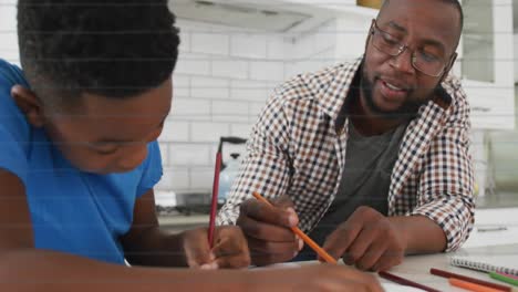 animation d'icônes scolaires sur un père afro-américain avec son fils faisant ses devoirs