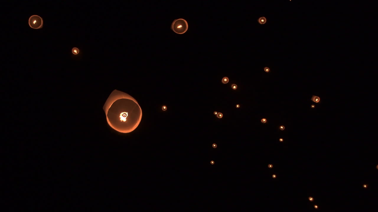 toma de linternas en el festival loy krathong en chiang mai, tailandia