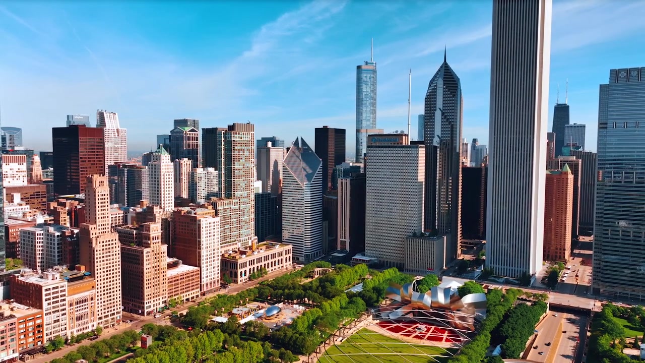 Voando sobre o belo parque verde em Chicago, Illinois, Estados Unidos. Aproximando-se das famosas esculturas do parque com drone.
