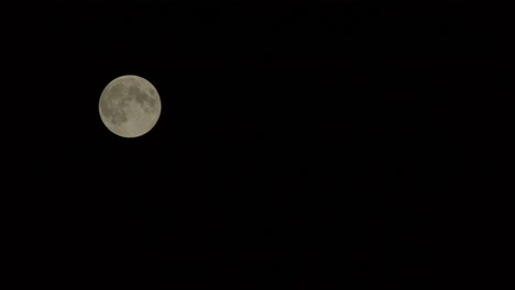 Luna-Llena-Contra-Un-Cielo-Oscuro,-Evocando-El-Misterio-Y-La-Belleza-Del-Cosmos