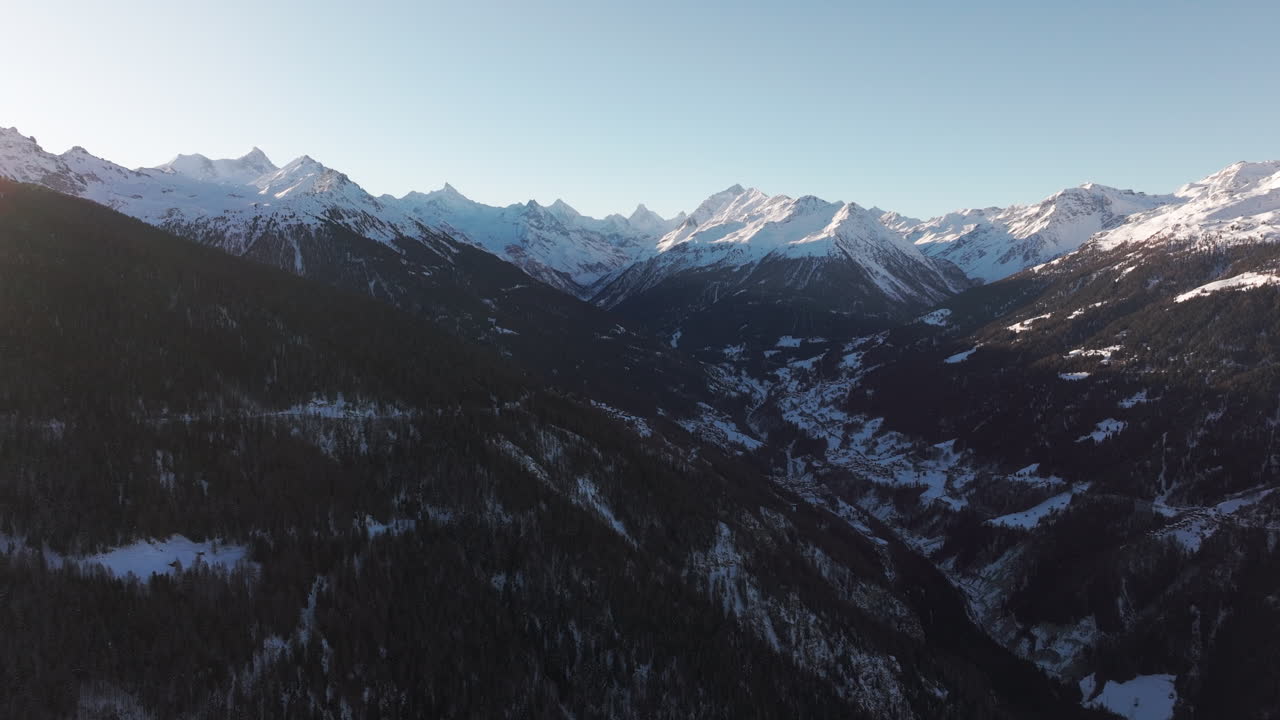 İsviçre, Chandolin'den çekilen havadan drone görüntüsü, Matterhorn'u ve çevresindeki karlı Alpler'i gözler önüne seriyor. Seyahat, doğa ve sinematik çekimler için mükemmel panoramik kış dağları ve alp vadileri.