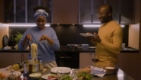 Pareja-Hablando-En-La-Cocina