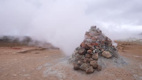 vapor y vapor de aguas termales geotérmicas en el paisaje de islandia