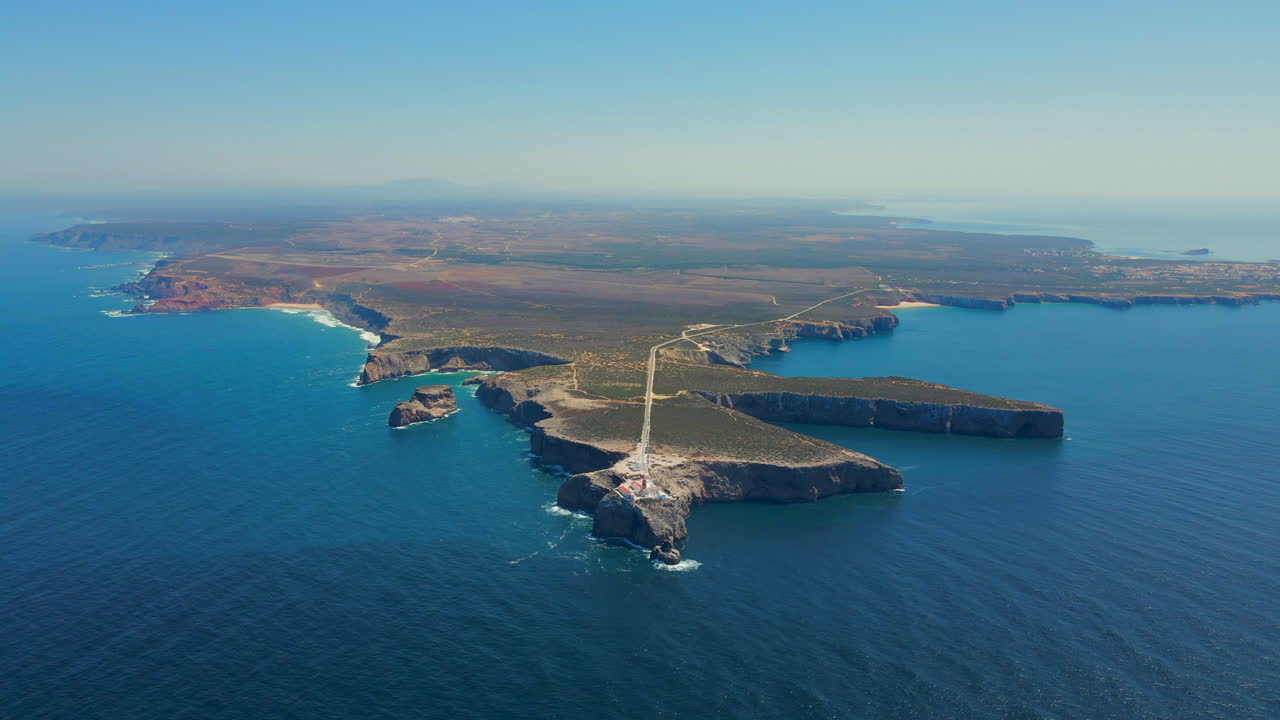 포르투갈의 가장 남서쪽 지점에서 절벽 꼭대기에 위치한 케이프 세인트 비센테 등대 (cape saint vicente lighthouse) 의 파노라마 공중 풍경.