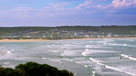 Vista-Alta-De-La-Desembocadura-Del-Río-Goukou,-Lappiesbaai-Y-Olas-En-La-Bahía-Quieta