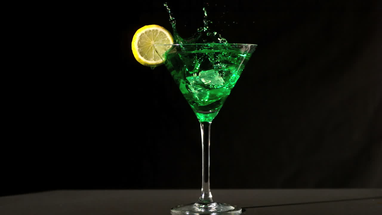 Isterning falder ned i grøn cocktail