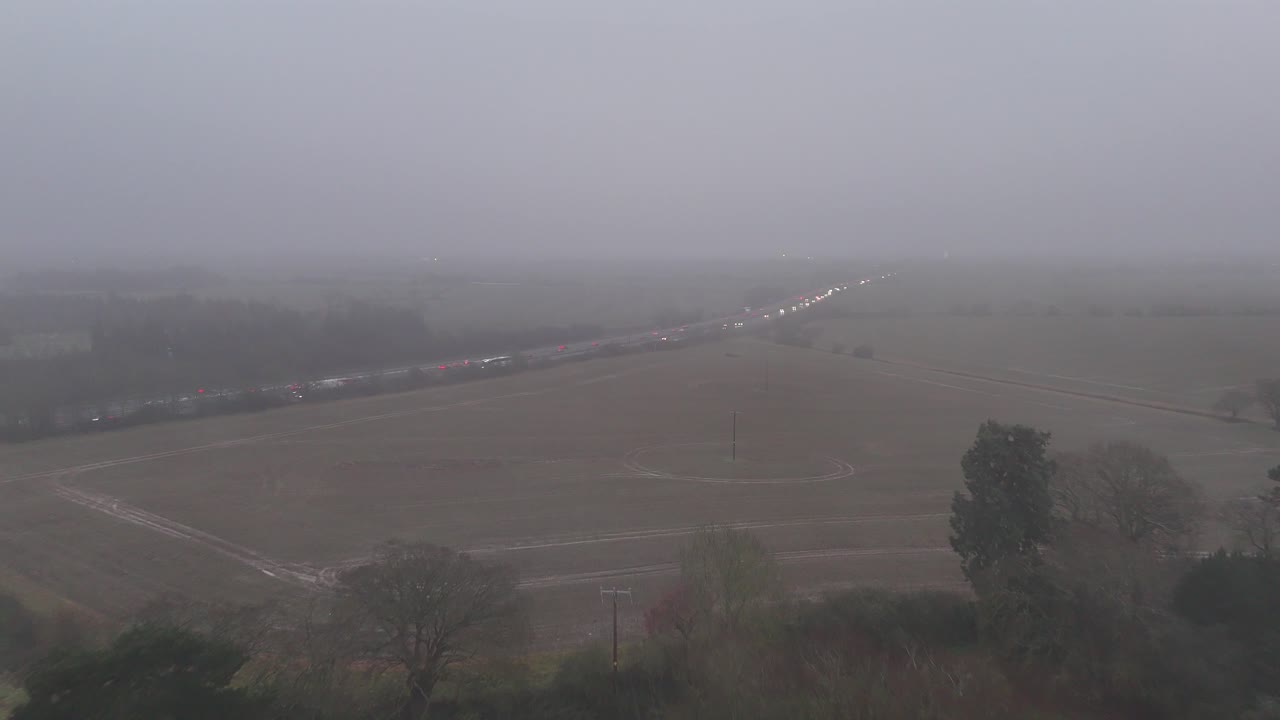 어두운 안개 저녁 교통 에섹스 영국 드론, 공중
