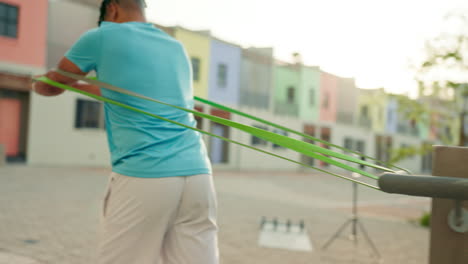 fitness, hombre negro y ejercicio de brazo con resistencia