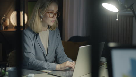 mujer trabajando hasta tarde en la noche en la computadora portátil