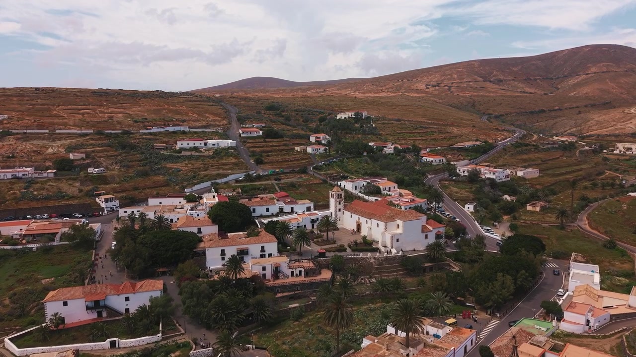 Vista aerea di un piccolo villaggio a Fuerteventura