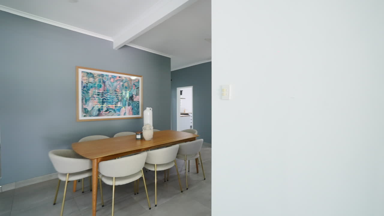 Tour completo di una casa di lusso moderna e minimalista: dall'ingresso principale a soggiorno, sala da pranzo e cucina.