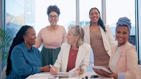 Geschäft,-Frauen-Und-Lächeln-Im-Büro-Für-Teamarbeit