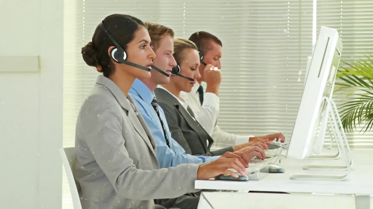 animación de partículas blancas sobre un equipo de diversos ejecutivos de atención al cliente que trabajan en la oficina