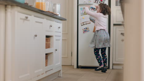 Niña-Feliz-Bailando-En-La-Cocina-Divirtiéndose-Haciendo-Movimientos-De-Baile-Divertidos-Disfrutando-El-Fin-De-Semana-En-Casa