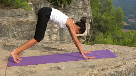 mujer haciendo yoga afuera 41