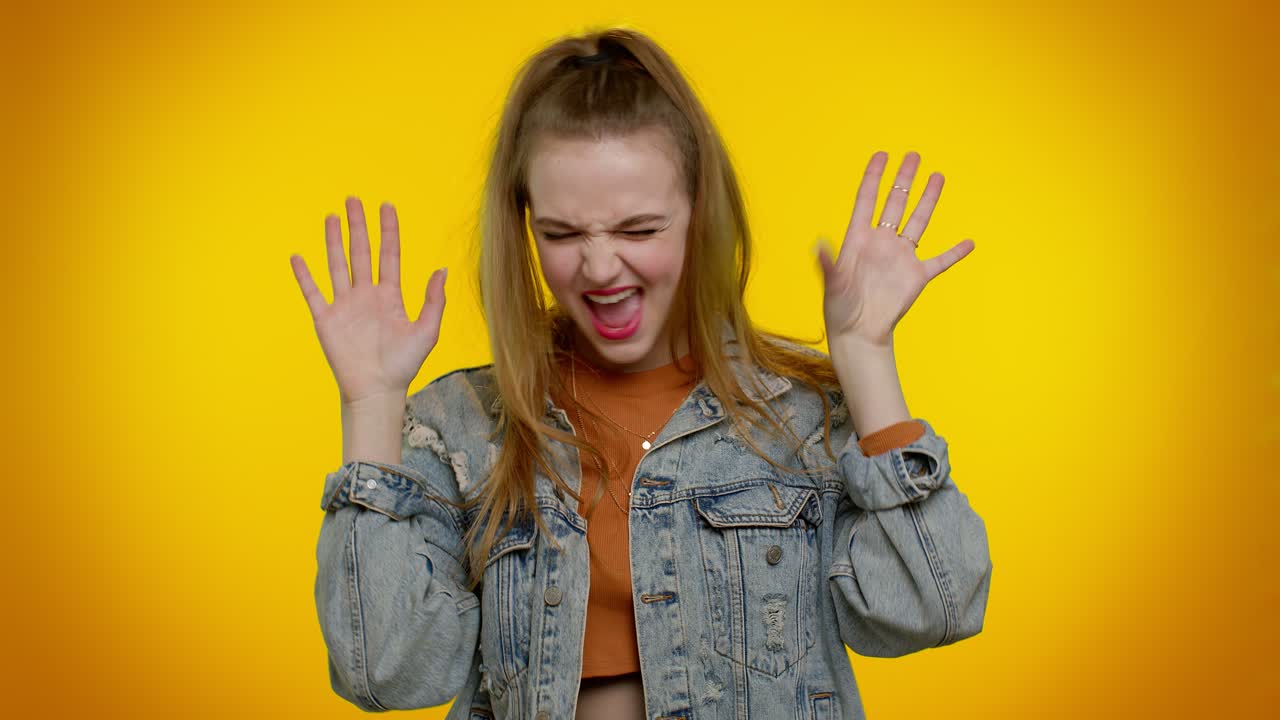 chica adolescente divertida haciendo expresiones faciales juguetonas y tontas y haciendo caras, haciendo tonterías mostrando la lengua