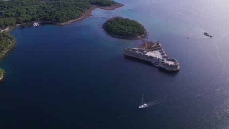 Antiguo-Fuerte-De-Defensa-En-El-Mar-Adriático,-Fortaleza-Veneciana-En-El-Paisaje-Costero-De-Croacia,-Aéreo