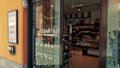 una tienda de vinos en cuneo, italia